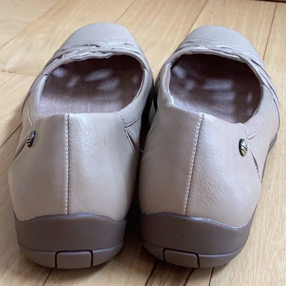 Life Stride diverse flats in taupe